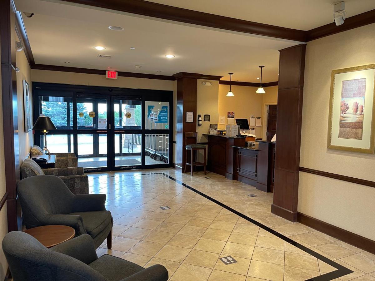 Staybridge Suites Milwaukee West-Oconomowoc By Ihg Εξωτερικό φωτογραφία