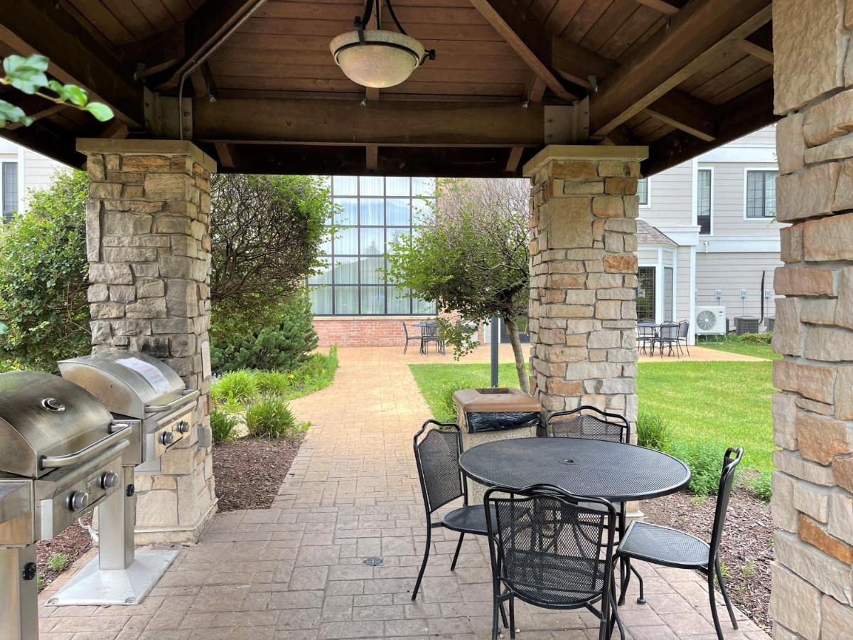 Staybridge Suites Milwaukee West-Oconomowoc By Ihg Εξωτερικό φωτογραφία