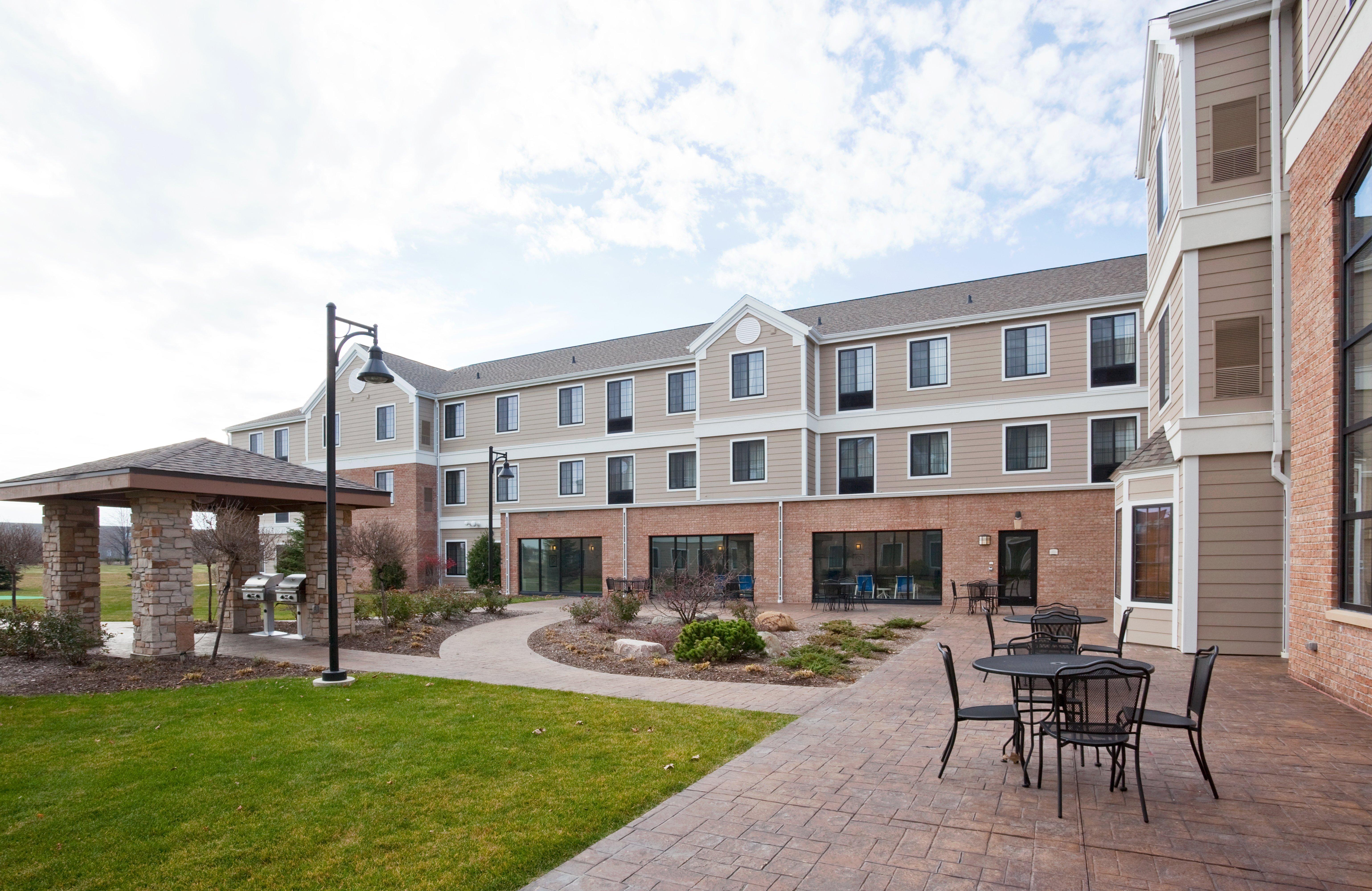Staybridge Suites Milwaukee West-Oconomowoc By Ihg Εξωτερικό φωτογραφία