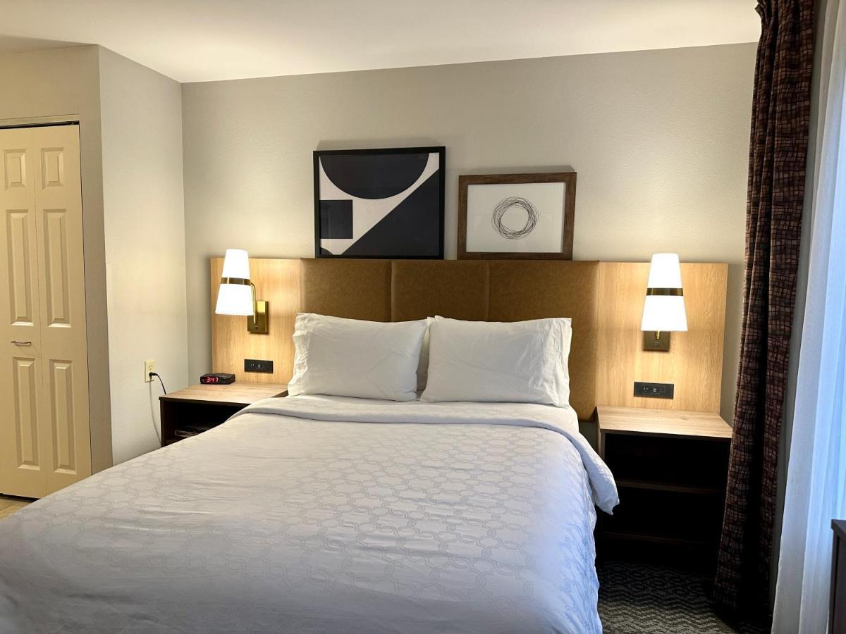Staybridge Suites Milwaukee West-Oconomowoc By Ihg Εξωτερικό φωτογραφία