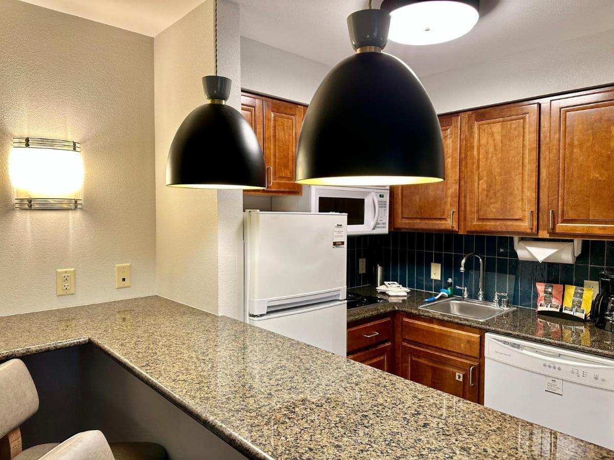 Staybridge Suites Milwaukee West-Oconomowoc By Ihg Εξωτερικό φωτογραφία