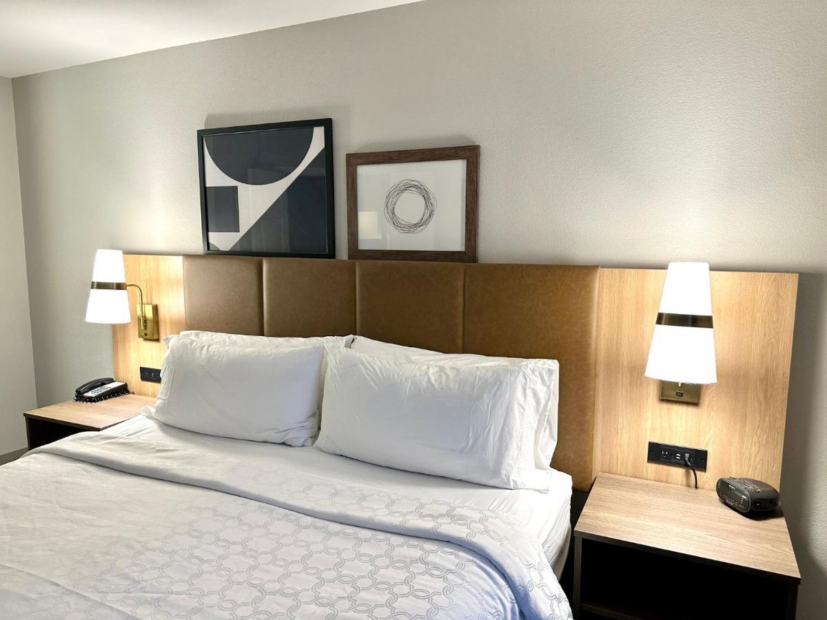 Staybridge Suites Milwaukee West-Oconomowoc By Ihg Εξωτερικό φωτογραφία