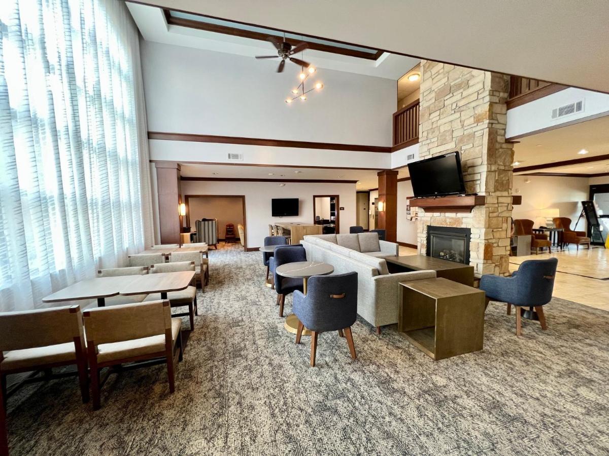 Staybridge Suites Milwaukee West-Oconomowoc By Ihg Εξωτερικό φωτογραφία