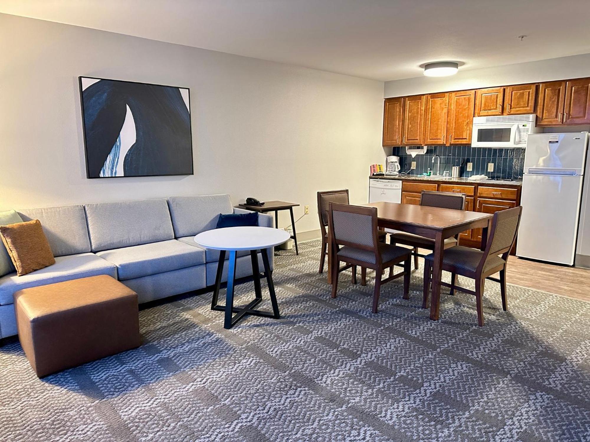 Staybridge Suites Milwaukee West-Oconomowoc By Ihg Εξωτερικό φωτογραφία