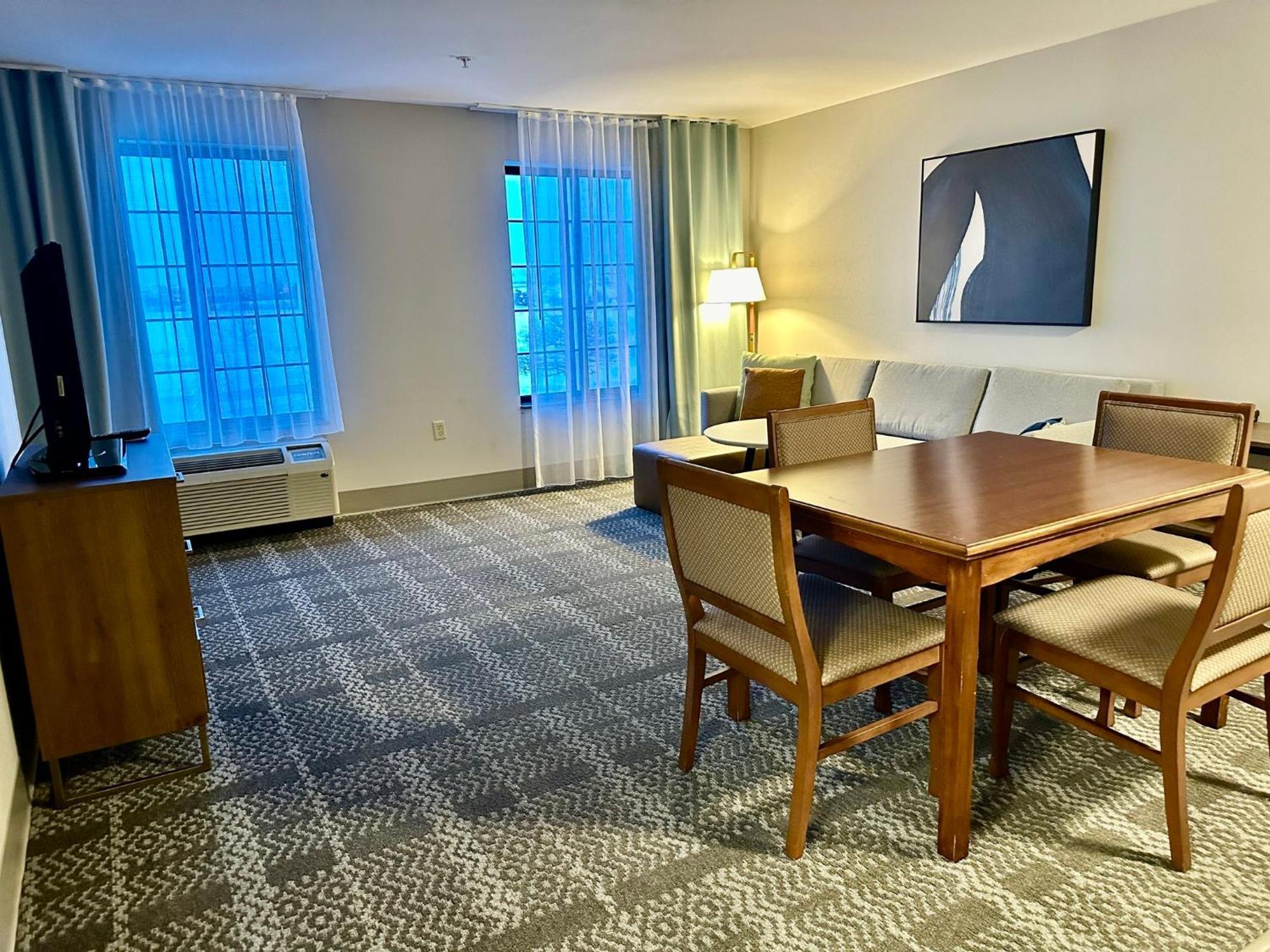 Staybridge Suites Milwaukee West-Oconomowoc By Ihg Εξωτερικό φωτογραφία
