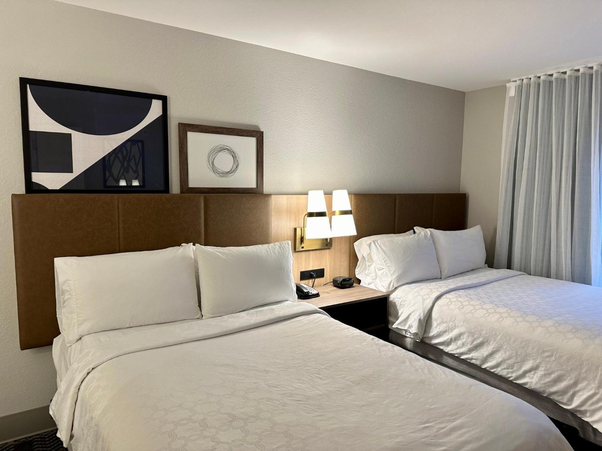 Staybridge Suites Milwaukee West-Oconomowoc By Ihg Εξωτερικό φωτογραφία